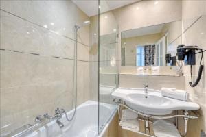 Kúpeľňa v ubytovaní French Luxury - Luxe à la Française - Arc of Triumph + 21 fotografií