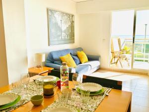 Posezení v ubytování .Apartamento 1a linea de playa + piscina + parking DAIMUS