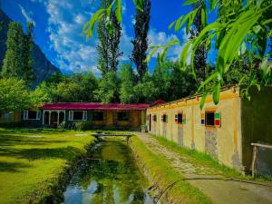 Un jardín fuera de Safari Resort Skardu