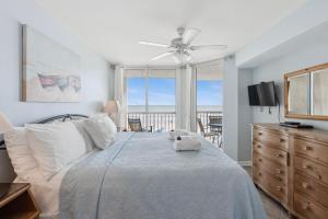 Un dormitorio con una cama con ventilador de techo. en 220 Charleston Oceanfront Villas Dolphin View, en Folly Beach 75 fotos más