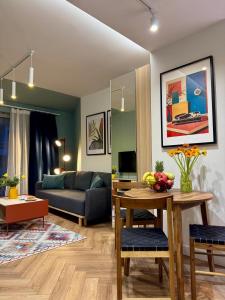 a living room with a table and a couch at Apartament ShipYard Loft Gdańsk by TriApart in Gdańsk