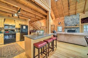 Gallery image of Walk to Golfing. Creekside Cabin and Hot Tub in Maggie Valley +24 photos