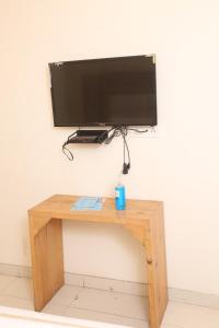 TV a/nebo společenská místnost v ubytování Hotel Aman Inn