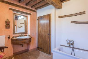 Phòng tắm tại Podere Le Corone 20, Emma Villas +37 ảnh