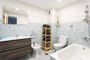 Kúpeľňa v ubytovaní "El Rebalaje"Parking playa 550 m centro 1,8km + 29 fotografií