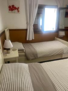 Postel nebo postele na pokoji v ubytování Marina Dor - Cala Egos- Sunny ground floor apartment with large garden