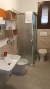 A bathroom at Il giardino dei tramonti
