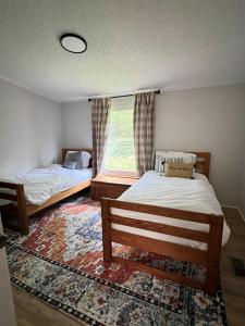 Ένα ή περισσότερα κρεβάτια σε δωμάτιο στο The Firefly Lodge at Shenandoah