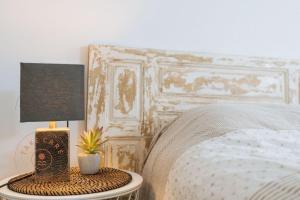 łóżko ze stołem i lampką w obiekcie Cosy apartment in Malaga Centro - TCM w Maladze