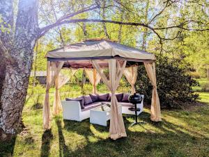 altana z kanapą na polu w obiekcie Moonstone Meadow w mieście Ludvigsborg +33 zdjęcia