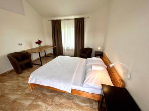 una camera da letto con un letto e un tavolo con sedie di Luxor a Havířov