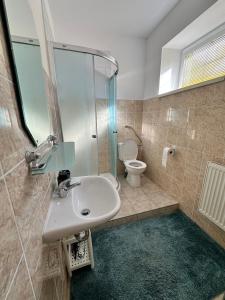 Ένα μπάνιο στο Cozy apartment near hockey & football arena