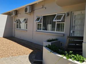 una casa con finestre sul lato di Aloes 1st on Camp a Middelburg