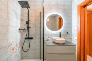 Et badeværelse på Spacious home with lovely garden - TCM + 24 billeder