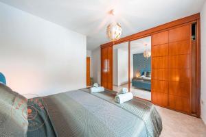 En eller flere senge i et værelse på Spacious home with lovely garden - TCM