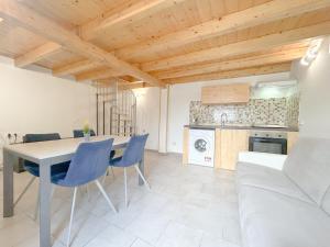 eine Küche und ein Esszimmer mit Tisch und Stühlen in der Unterkunft Casa di montagna - Parcheggio gratuito - WiFi in Segno