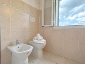 ein Badezimmer mit Toilette und Waschbecken und einem Fenster in der Unterkunft Casa di montagna - Parcheggio gratuito - WiFi in Segno