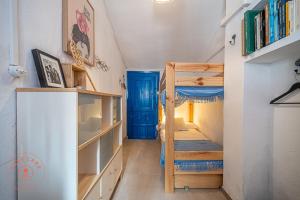 ein kleines Zimmer mit einem Etagenbett und Büchern in der Unterkunft Authentic fisher house in Pedregalejo - TCM in Málaga