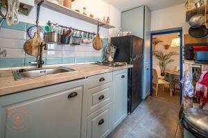 eine Küche mit Spüle und Arbeitsplatte in der Unterkunft Authentic fisher house in Pedregalejo - TCM in Málaga