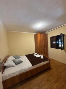Postel nebo postele na pokoji v ubytování Astra Budva