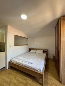 Postel nebo postele na pokoji v ubytování Astra Budva