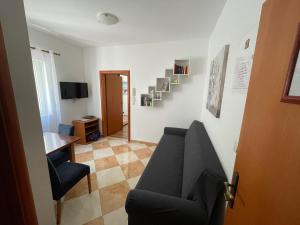 Televízia a/alebo spoločenská miestnosť v ubytovaní Apartments Grbic + 37 fotografií