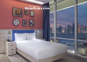 Rúm í herbergi á Hampton By Hilton Doha Old Town