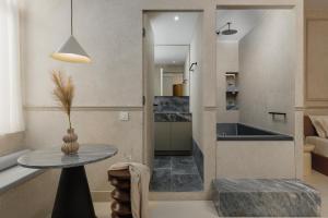 un soggiorno con tavolo e cucina di Luxury Suites by Lato ad Ágios Nikólaos