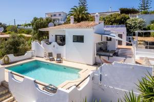 eine Villa mit Swimmingpool und ein Haus in der Unterkunft CoolHouses Algarve, Luz, 3 Bed villa, 1 bed studio, heated pool & jacuzzi, sea views, Casa Pequena in Montinhos da Luz