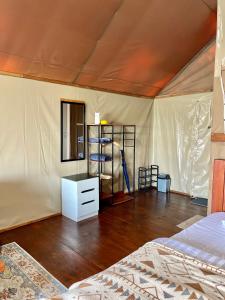 Postel nebo postele na pokoji v ubytování Seroja Hills Glamping Wonosobo + 12 fotografií