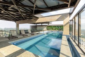 a swimming pool with a view of a building at Apartamento Sunset Residence in Dourados