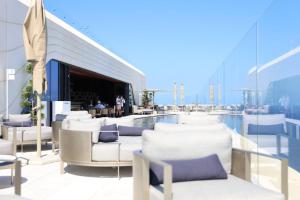un complejo con piscina y sillas blancas en The Mercury Suite with pool, en San Julián