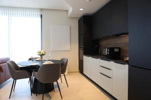 Een keuken of kitchenette bij The Mercury Suite with pool