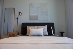 Een bed of bedden in een kamer bij The Mercury Suite with pool