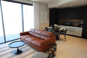 Een keuken of kitchenette bij The Mercury Suite with pool