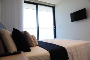 Een TV en/of entertainmentcenter bij The Mercury Suite with pool
