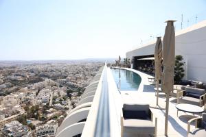 Het zwembad bij of vlak bij The Mercury Suite with pool