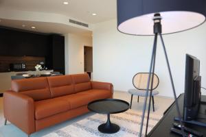 una sala de estar con un sofá y una mesa en The Mercury Suite with pool, en San Julián
