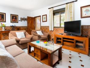Televízia a/alebo spoločenská miestnosť v ubytovaní Holiday Home El Pino by Interhome