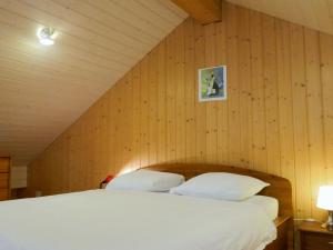 Postel nebo postele na pokoji v ubytování Chalet Rustico Fortuna by Interhome