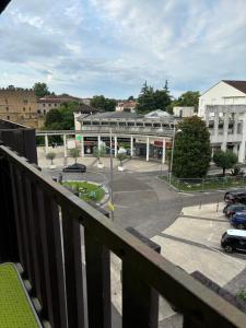 een balkon met uitzicht op een parkeerplaats bij Le Donjon - Agréable T2 centre ville - parking gratuit 2 min - in Mont-de-Marsan