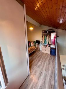 een kamer met een kast en een bed erin bij Le Donjon - Agréable T2 centre ville - parking gratuit 2 min - in Mont-de-Marsan