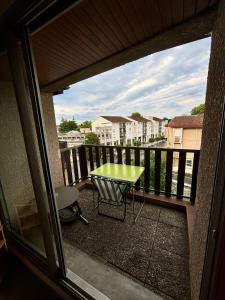een balkon met een tafel en stoelen bij Le Donjon - Agréable T2 centre ville - parking gratuit 2 min - in Mont-de-Marsan