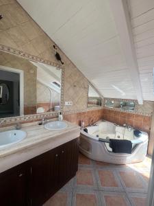 Et badeværelse på Costa Azul Appartamento + 17 billeder