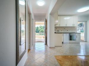 Kuchyň nebo kuchyňský kout v ubytování Apartment Olga-2 by Interhome