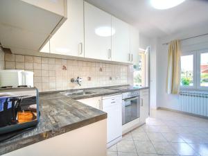 Kuchyň nebo kuchyňský kout v ubytování Apartment Olga-2 by Interhome