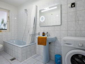 Kúpeľňa v ubytovaní Holiday Home Violetta by Interhome