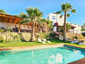 Bazén v ubytování B&B La Nava Suites nebo v jeho okolí
