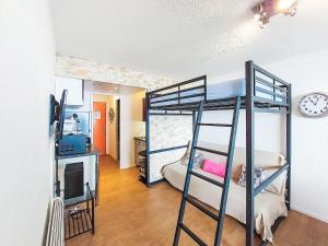 Camera con 2 letti a castello e una TV di Studio Pegase Phenix-66 by Interhome a Le Corbier