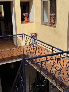 un balcone con due vasi di fiori su un edificio di Riad Radia a Rabat Altre 22 foto